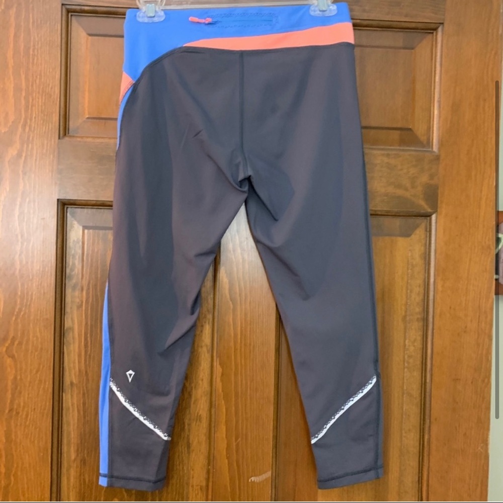 3 pairs of size 14 girls ivivva leggings. All in like new condition - Picture 8 of 10